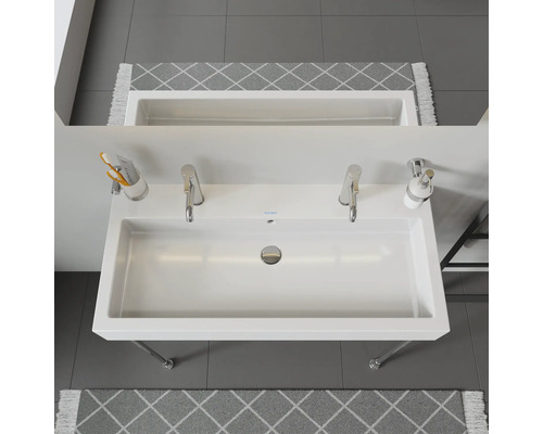 Vue de dessus d''un lavabo double avec robinets, distributeur de savon et gobelet à brosse à dents dans la salle de bain