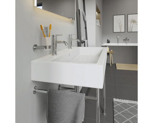 Salle de bains moderne avec double vasque blanche, porte-serviettes et robinetterie