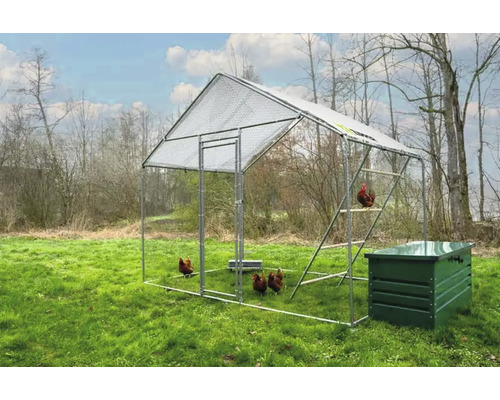 Parc extérieur avec poulets et abri supplémentaire dans le jardin