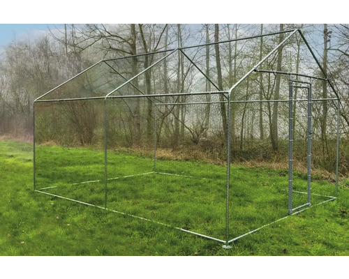 Enclos extérieur en métal dans le jardin