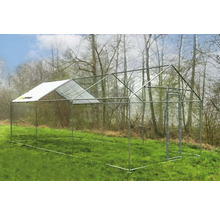 Enclos extérieur avec porte et toit sur pelouse