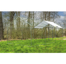 Parc extérieur pour poulets dans le jardin avec toit partiel.