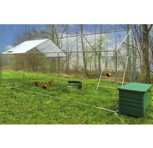 Poulailler avec des poulets dans le jardin