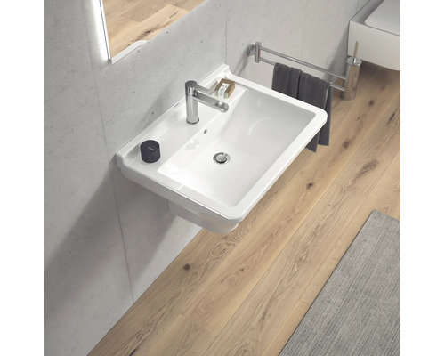 Lavabo de salle de bain avec robinetterie, porte-serviettes et autres accessoires de salle de bain