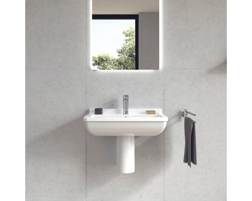 Salle de bains avec lavabo, colonne de lavabo, robinet, serviette et miroir lumineux