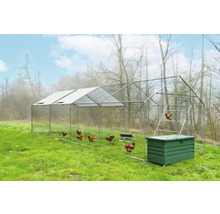 Poulailler avec poules dans le jardin