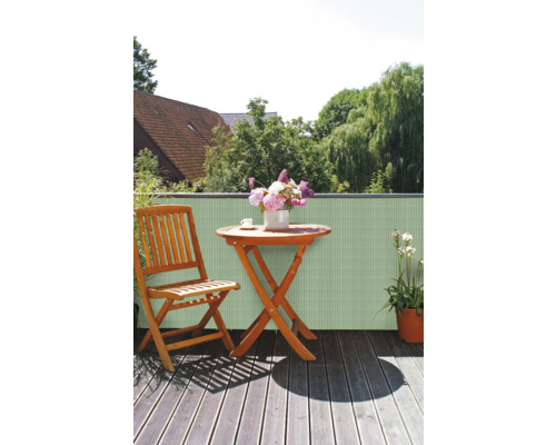 Balkonszene mit Sichtschutz, Holztisch, Stuhl und Blumen