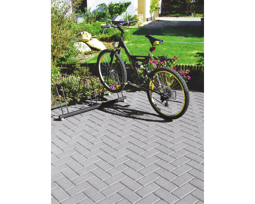 Fahrrad in einem Fahrradständer im Freien