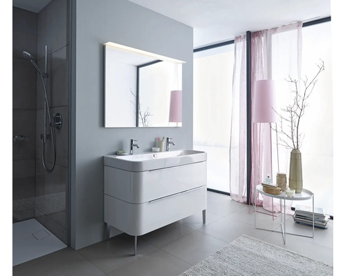 Modernes Badezimmer mit Waschbeckenunterschrank, Spiegel und Dusche.