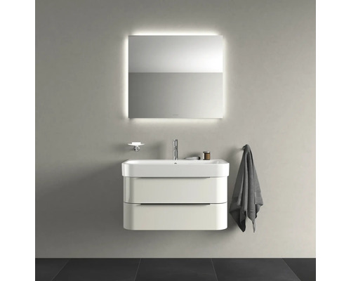 Salle de bains avec meuble sous-lavabo, lavabo, miroir avec éclairage et porte-serviettes