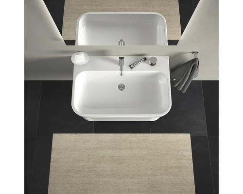 Vue de dessus d''une salle de bains avec lavabo, miroir et tapis de bain