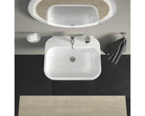 Vue de dessus d''une salle de bains avec lavabo, miroir, porte-savon et porte-serviettes