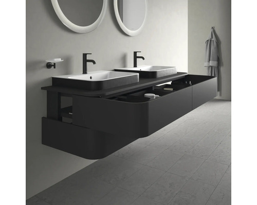 Modernes Badezimmer mit Doppelwaschbecken, schwarzem Unterschrank und runden Spiegeln