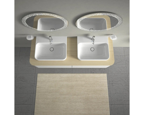 Doppelwaschtisch mit zwei Waschbecken, Armaturen, Seifenspendern und beleuchteten Spiegeln in einem Badezimmer.