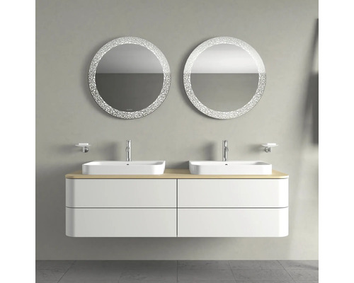 Badezimmer mit Doppelwaschtisch, zwei runden Spiegeln und Seifenschalen