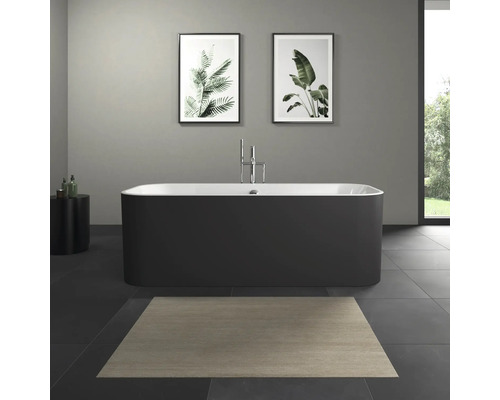 Freistehende Badewanne in einem Badezimmer mit Pflanzenbildern an der Wand