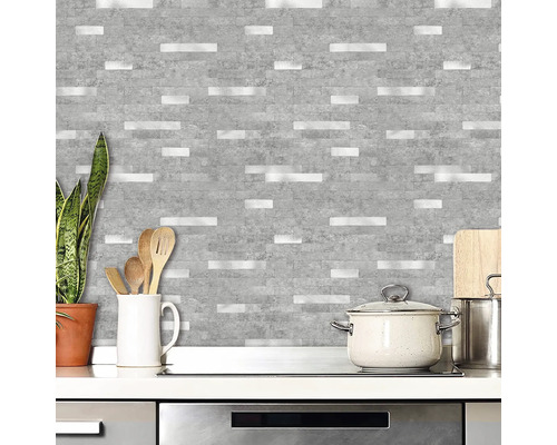 Scène de cuisine avec aspect brique grise et ustensiles de cuisine