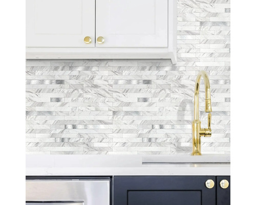 Scène de cuisine avec mur en carreaux de mosaïque, évier et armoires de cuisine