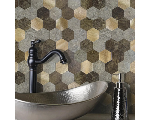 Aménagement de salle de bains avec carrelage hexagonal et lavabo