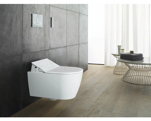 Wandhängendes Dusch-WC mit Bedienfeld in einem Badezimmer