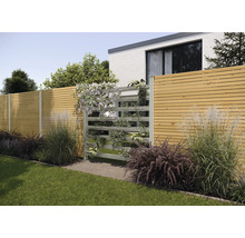 Scène de jardin avec clôture en bois et paravents végétalisés