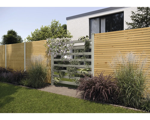 Scène de jardin avec clôture en bois et paravents végétalisés