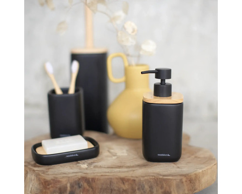 Badezimmerzubehör Set mit Seifenspender, Seifenschale, Zahnbürstenhalter und WC-Garnitur auf Holztisch