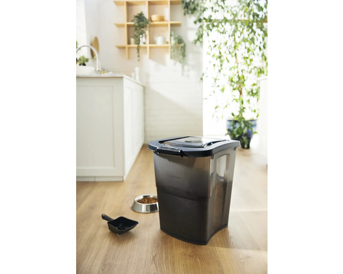 Conteneur de stockage de nourriture pour animaux avec pelle et gamelle dans une cuisine lumineuse