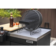 Grillrostständer auf einem Grilltisch mit Speisen und Getränken