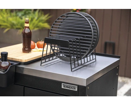 Support de grille sur une table de grill avec nourriture et boissons