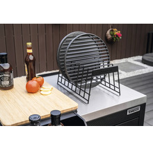 Grillrost mit Halterung und Grillzubehör auf einer Arbeitsfläche
