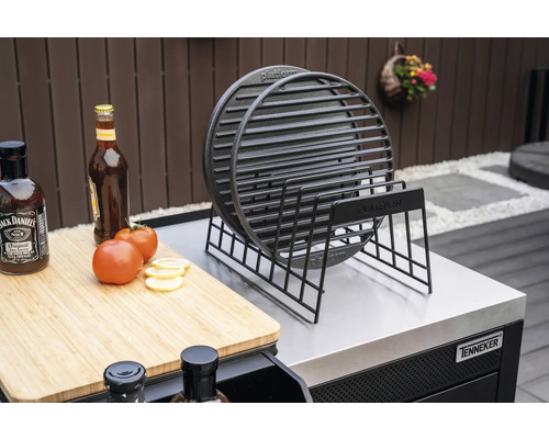 Grille avec support et accessoires de barbecue sur un plan de travail