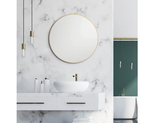 Modernes Badezimmer mit Marmorwand, rundem Spiegel, Aufsatzwaschbecken und Unterschrank