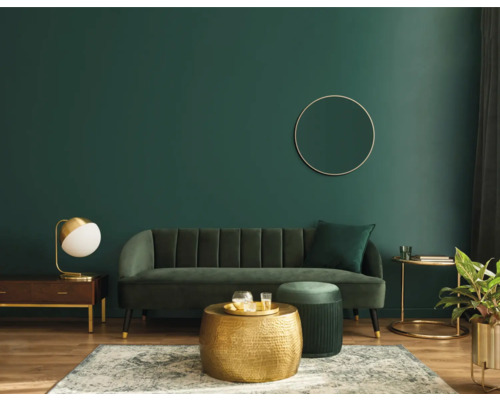 Wohnzimmer mit Sofa, Tisch und Dekoration vor einer Wand