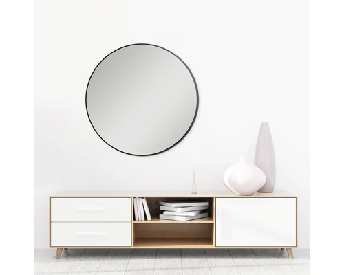Salon avec miroir rond au-dessus d''un meuble bas