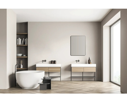 Salle de bains avec baignoire îlot, meubles sous-lavabo et miroir