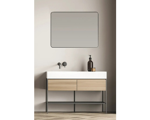 Salle de bains moderne avec meuble-lavabo, miroir et robinetterie