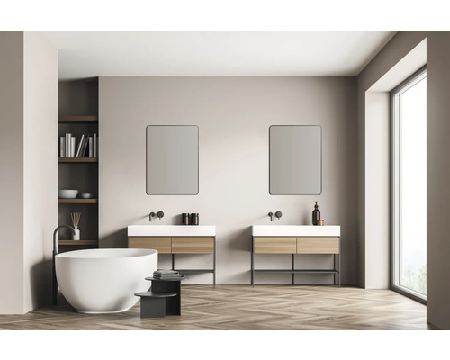 Salle de bain lumineuse avec baignoire, lavabos, miroirs et étagères