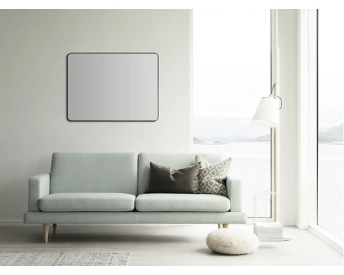Salon avec canapé, coussins, lampe et miroir
