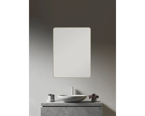Salle de bain avec lavabo, robinet et miroir rectangulaire