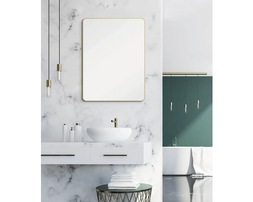 Salle de bains avec miroir, meuble-lavabo, lavabo et baignoire