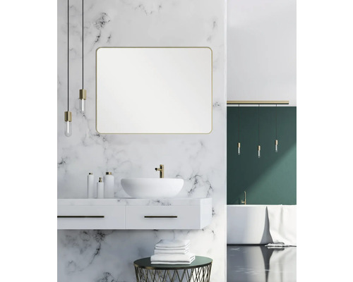 Salle de bain avec lavabo, miroir, baignoire et éclairage