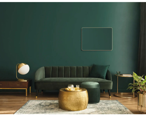 Salon avec canapé, table, lampe et décorations devant un mur