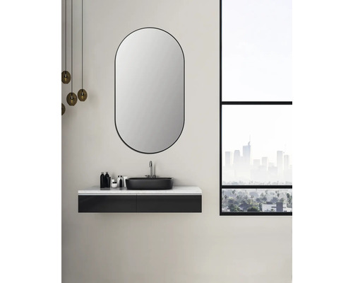 Salle de bain moderne avec lavabo, miroir et vue sur la ville