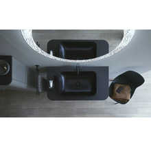 Salle de bain avec deux vasques noires à poser, miroir éclairé et chaise