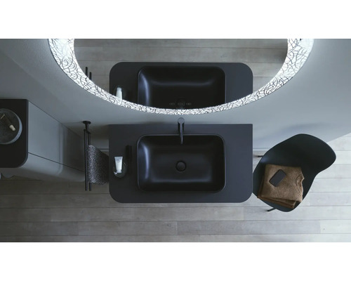 Badezimmer mit zwei schwarzen Aufsatzwaschbecken, beleuchtetem Spiegel und Stuhl