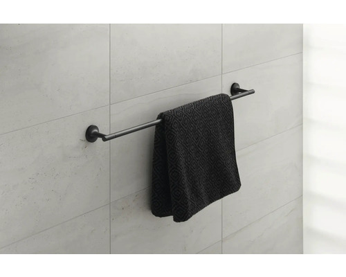 Handtuchhalter mit Handtuch an einer Wand