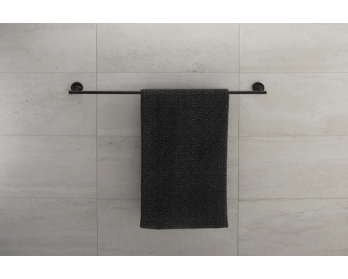 Schwarzer Handtuchhalter mit Handtuch an der Wand
