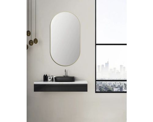 Salle de bain moderne avec lavabo, miroir et vue sur la ville