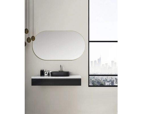 Salle de bains avec meuble-lavabo, miroir, lavabo et fenêtre avec vue sur la ville.